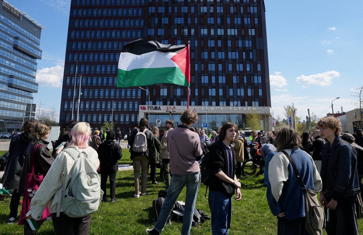 Gājienā palestīniešu atbalstam Rīgā pulcējušies apmēram 100 cilvēku