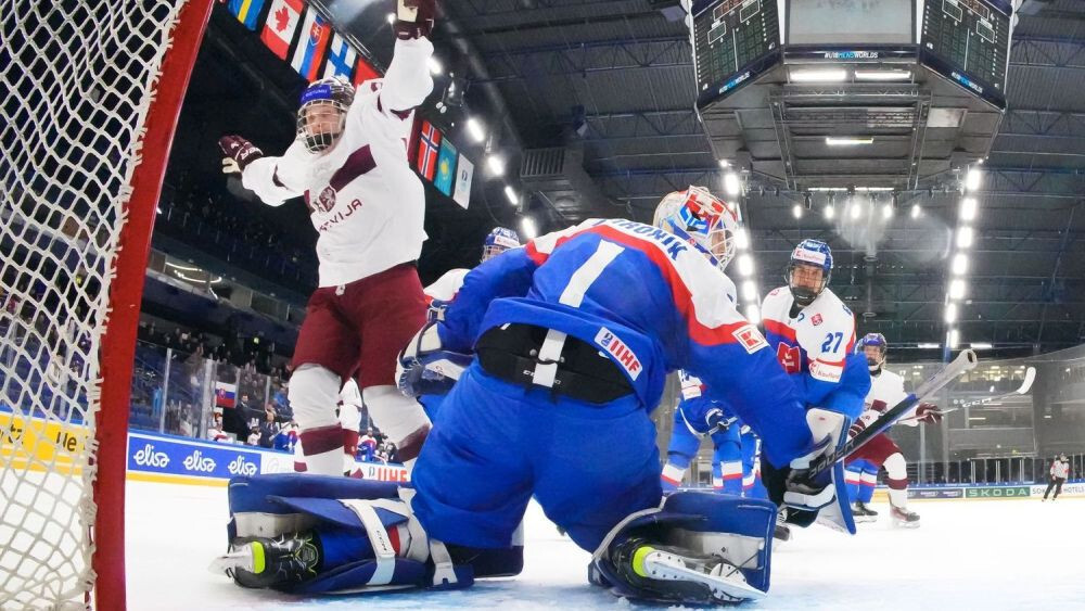 Video: Latvijas U-18 hokeja izlase pasaules čempionāta otrajā mačā pārspēj Slovākiju