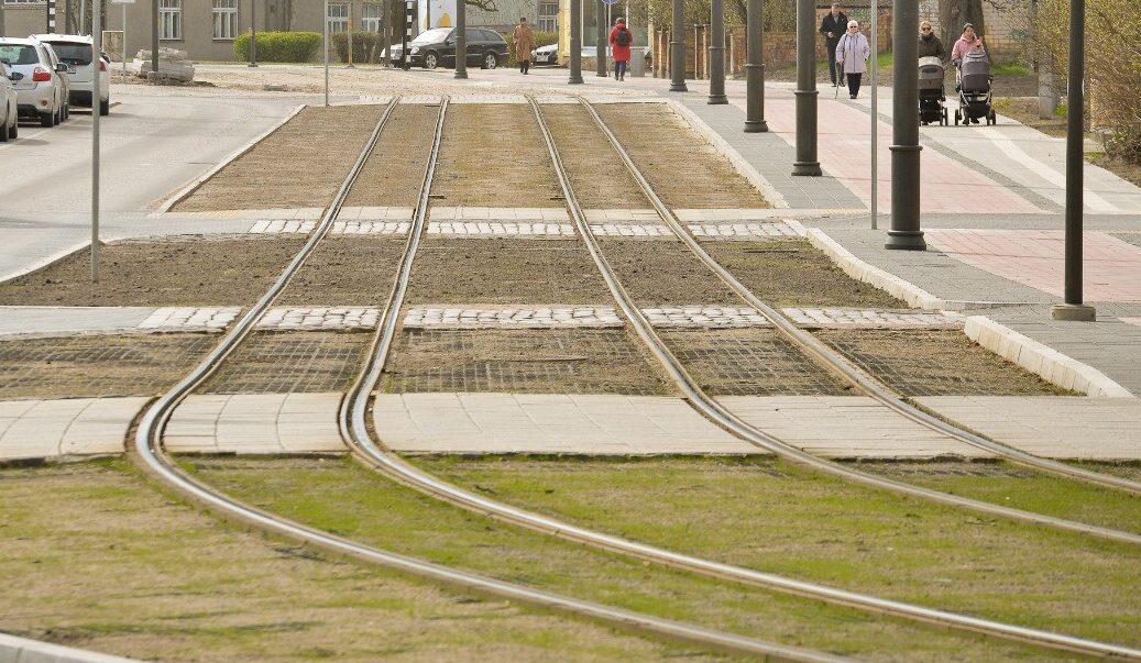 Tramvaja sliedes, visticamāk, sabojāja divi smagie auto ar negabarītu kravām