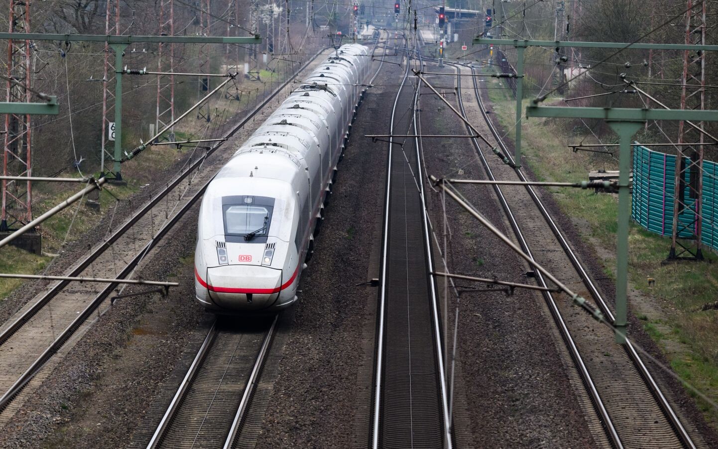 Elektrokabeļu zagļu dēļ traucēta vilcienu satiksme Vācijas rietumos