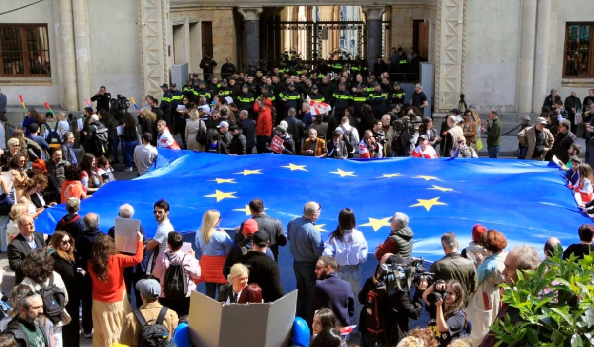Gruzijā 10 000 cilvēku protestē pret ārvalstu ietekmes likumprojektu