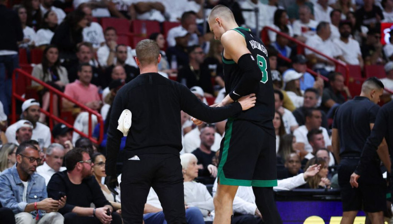 Video: Porziņģis gūst traumu NBA izslēgšanas turnīra spēlē