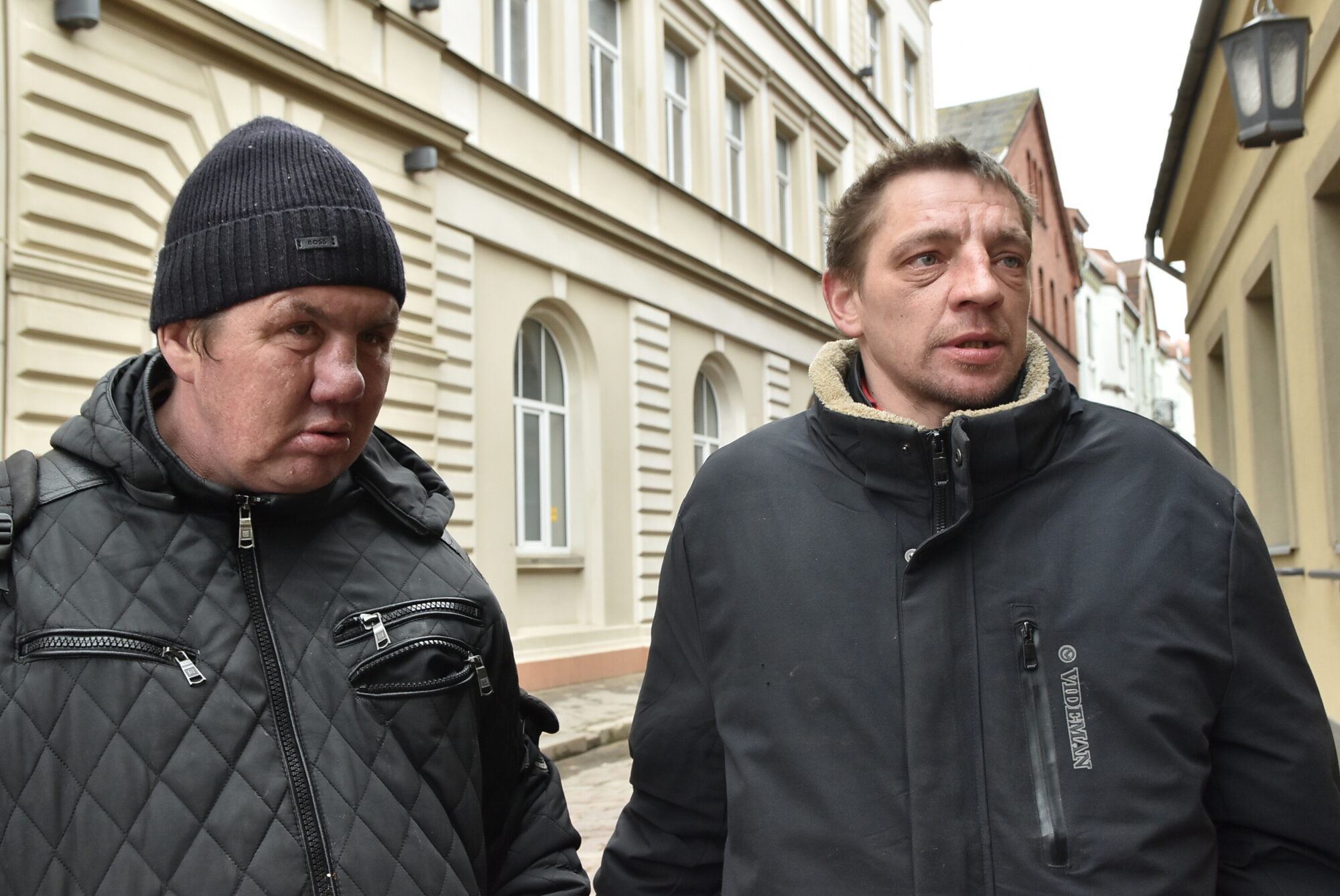 Bezpajumtniekus aizdzen no patversmes, bet atskurbtuvē neņem