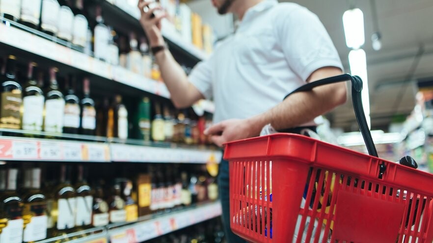 Divos veikalos Liepājā bērniem tirgo alkoholu