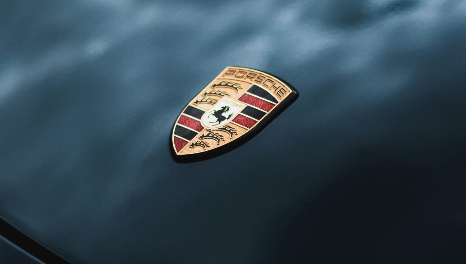 “Porsche” peļņa pērn sarukusi par 30%