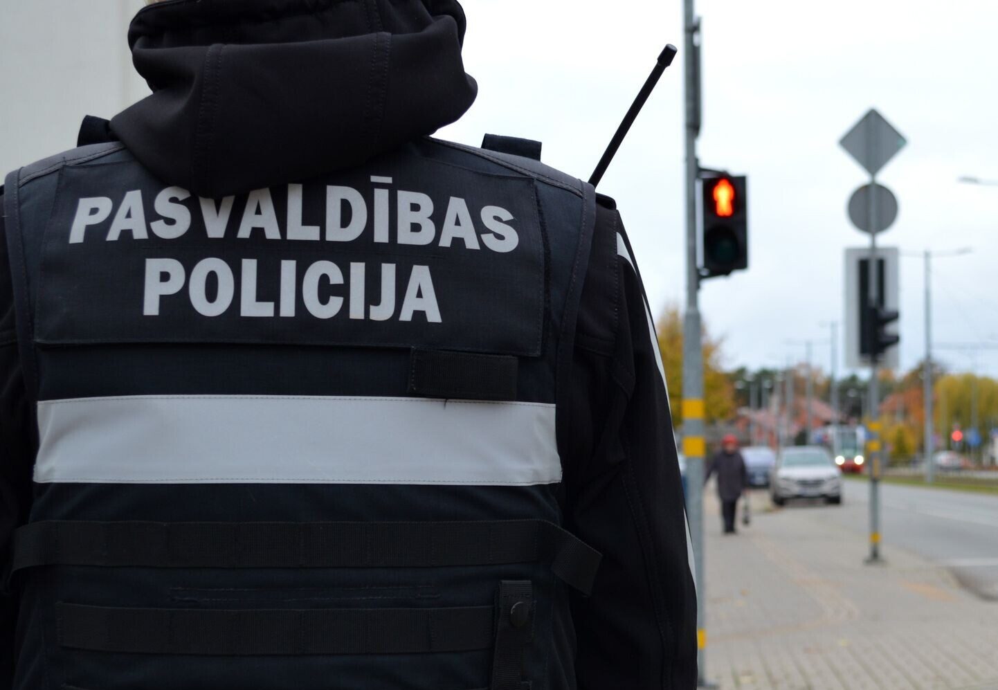 Iedzīvotāja pašvaldības policijai pārmet bezpajumtnieka sišanu. Kārtībsargi: “Komunikāciju ar bezpajumtniekiem no malas var nesaprast”