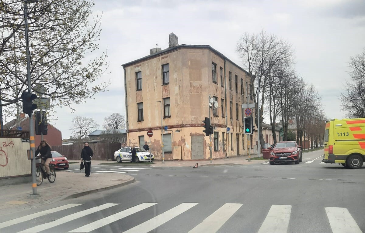 Kungu un Ganību ielas krustojumā auto notriec divus jauniešus