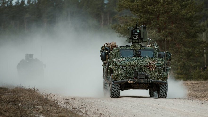 Ceļu satiksmes negadījumā militāro mācību laikā gājis bojā NBS karavīrs