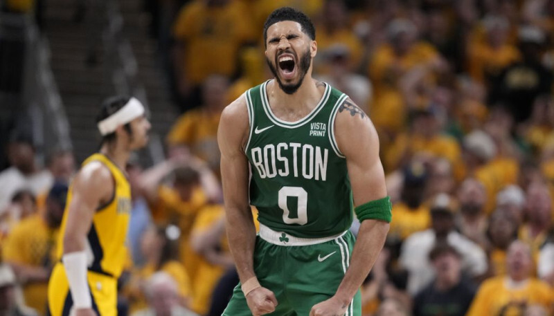 Video: “Celtics” nonāk vienas uzvaras attālumā no iekļūšanas NBA izslēgšanas spēļu finālā