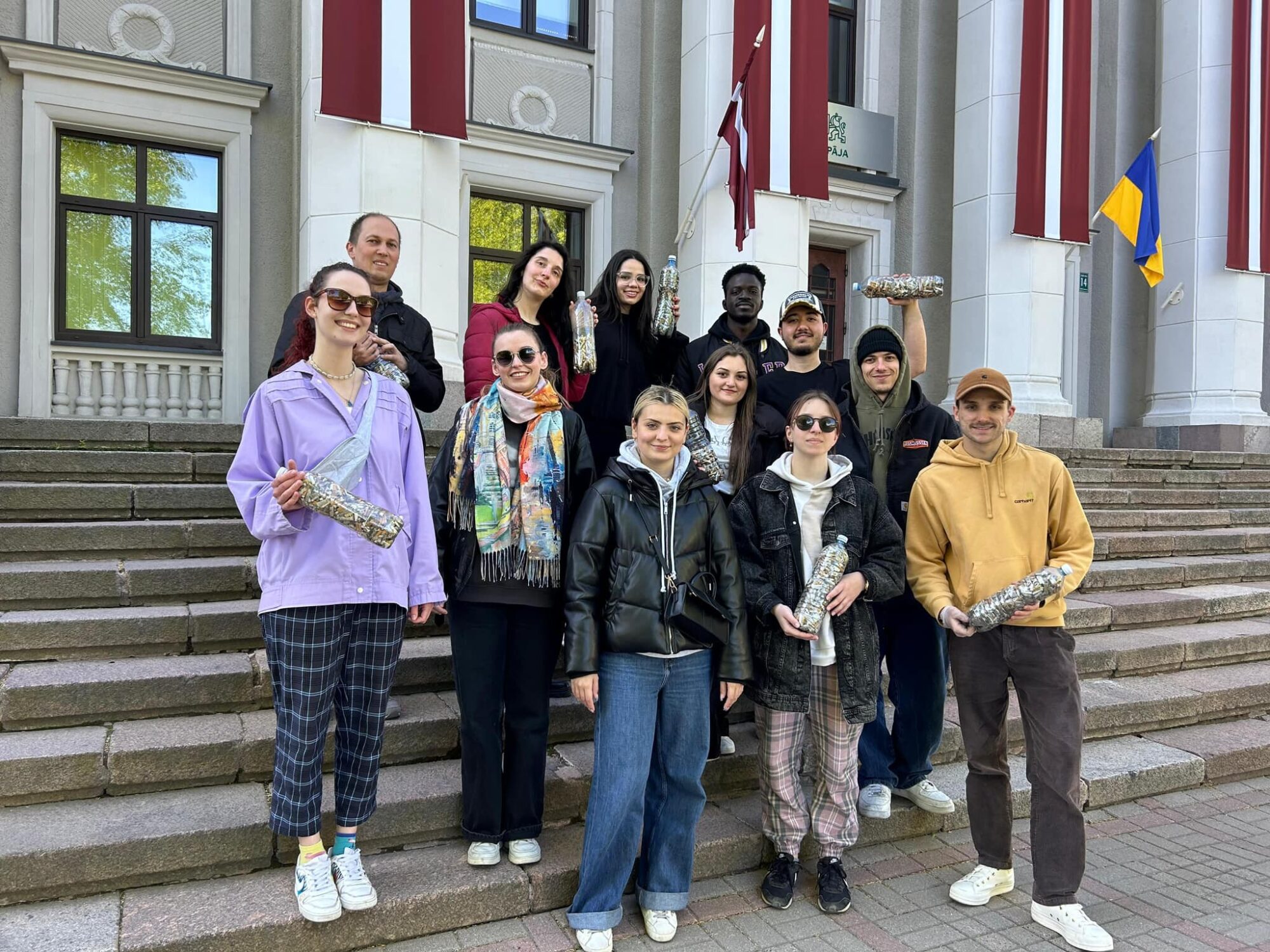 Ārvalstu studenti divu stundu laikā Liepājas centrā savāc astoņas pudeles izsmēķu
