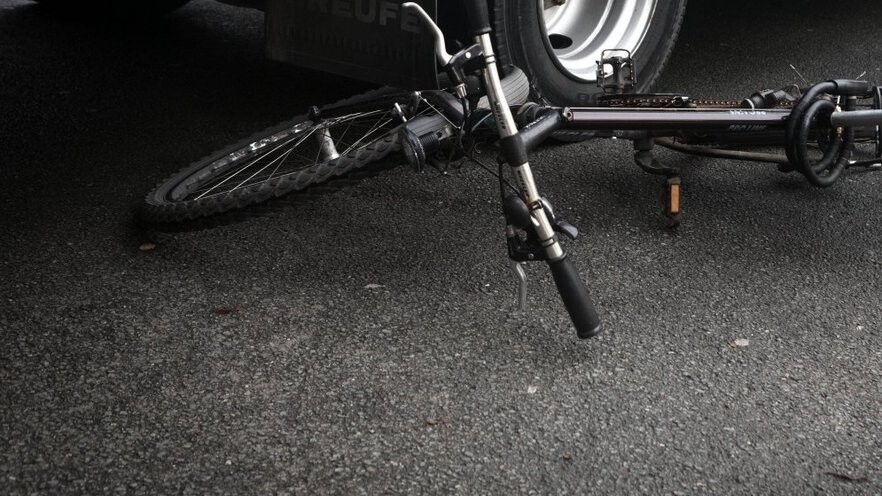 Cukura ielas aplī notriec velosipēdistu