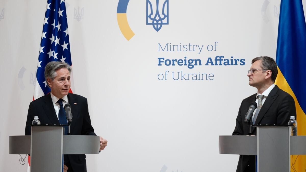 Blinkens paziņo par divus miljardus dolāru lielu militāro palīdzību Ukrainai