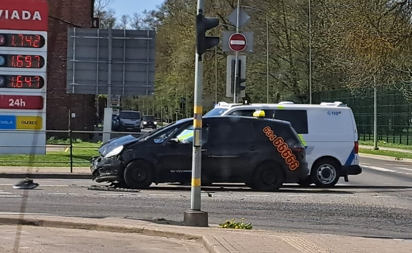 Foto: Parka un Zemnieku ielas stūrī taksometrs iekļūst avārijā