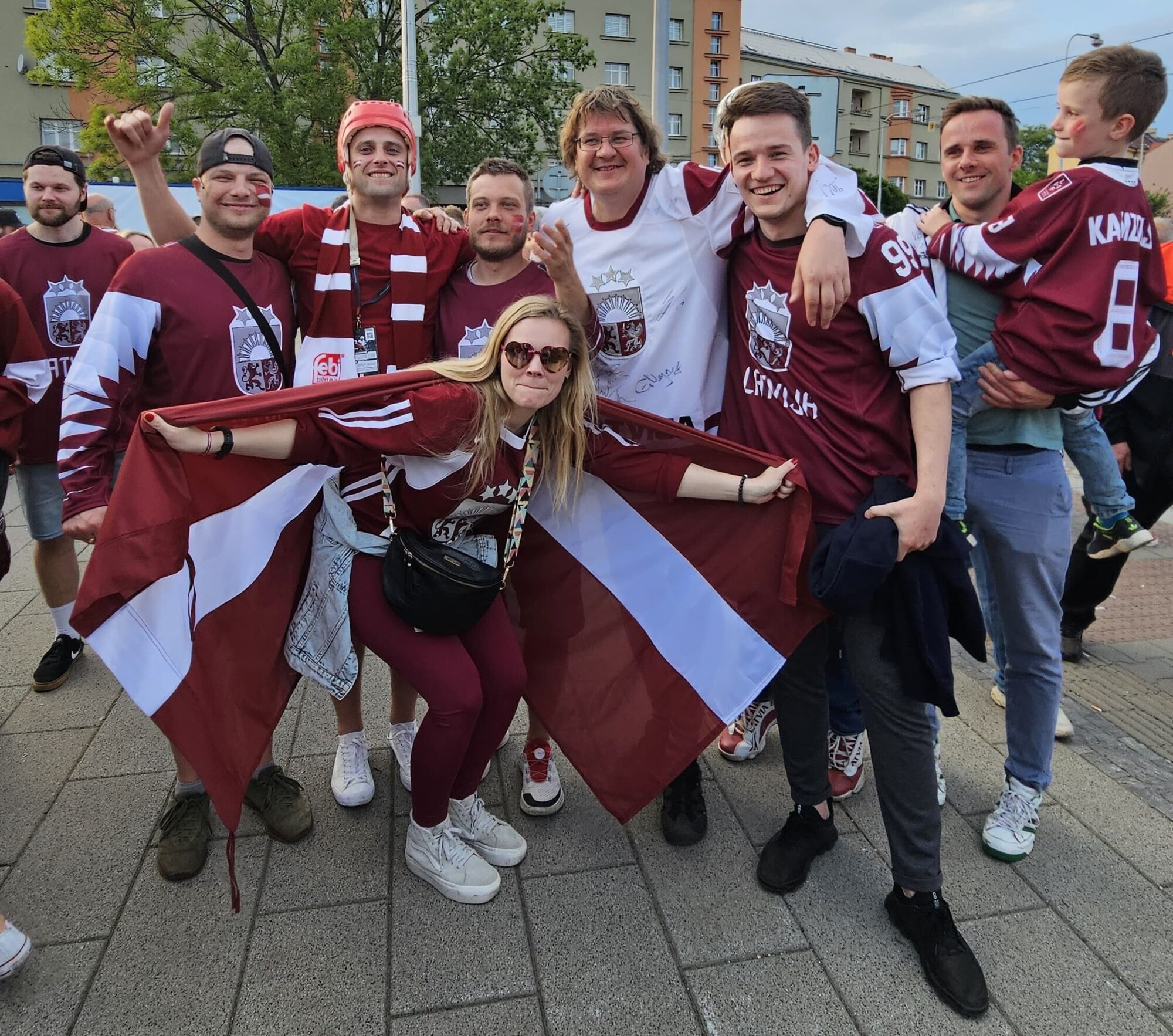 Pasaules hokeja čempionātā liepājnieki iestrēgst vilcienā, guļ busiņā un fano līdz aizsmakumam