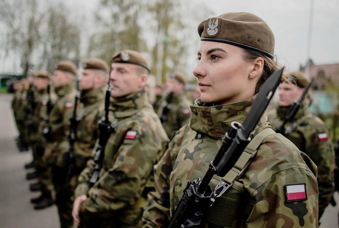 Polija neplāno atjaunot obligāto militāro dienestu