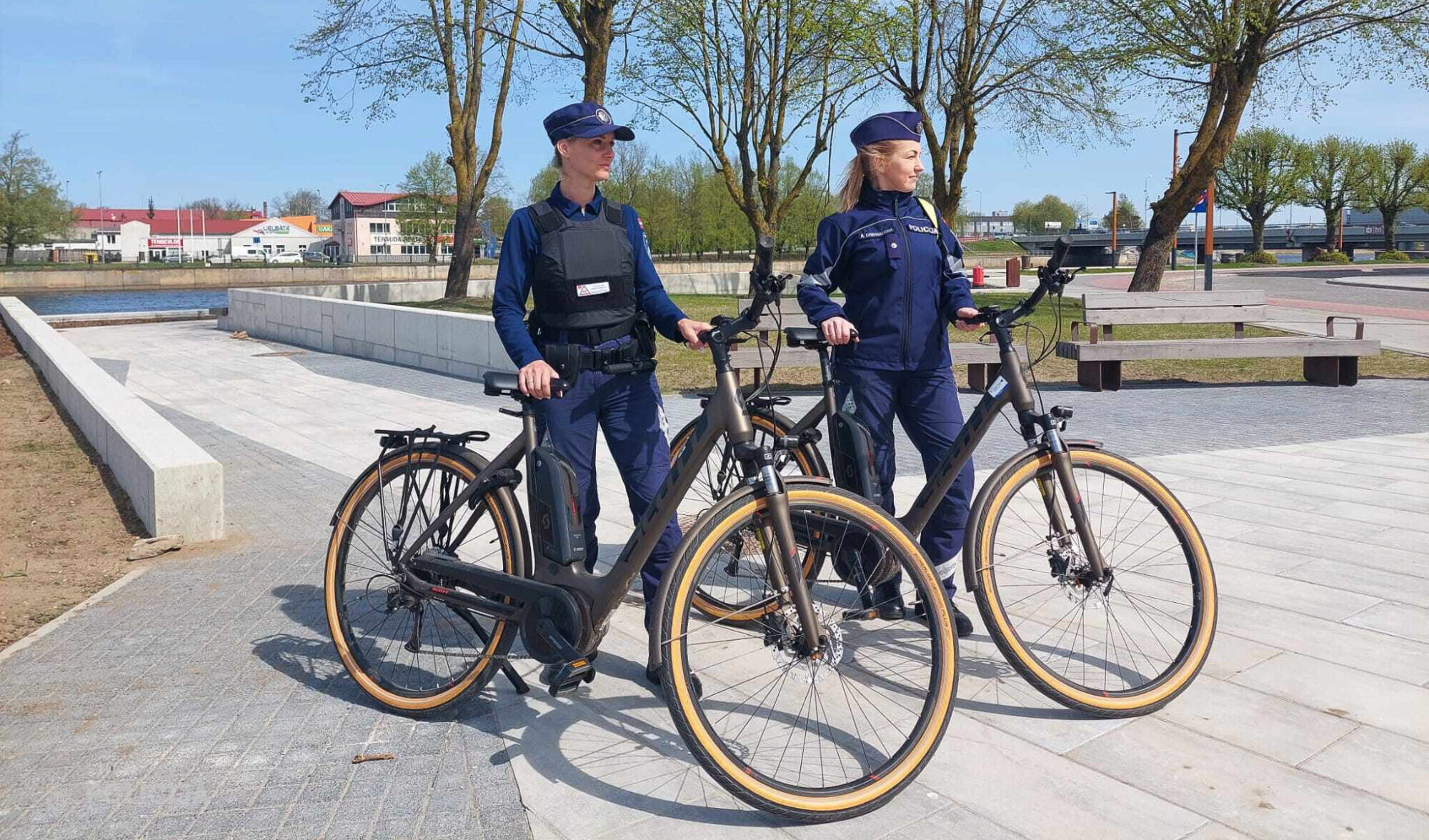 Liepājā policija uzsākusi patrulēšanu ar motorlaivu, velosipēdiem un dronu