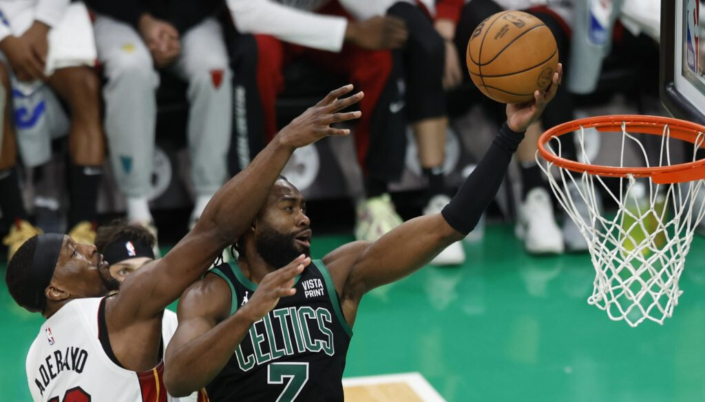 Video: “Celtics” bez savainotā Porziņģa sasniedz konferences pusfinālu