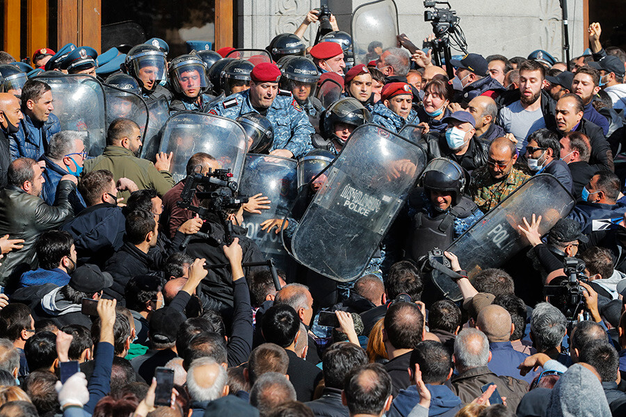 Protestos Erevānā aizturēts 151 cilvēks