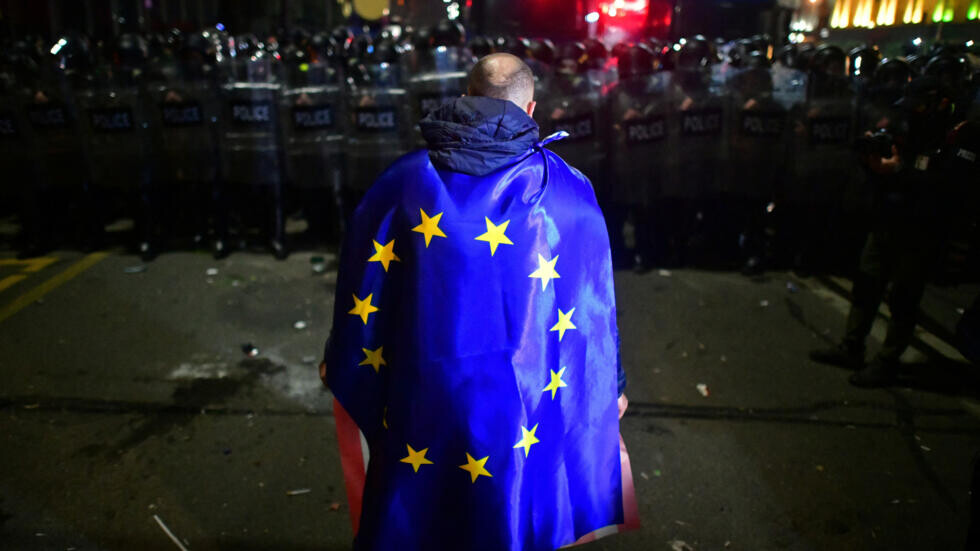 Tbilisi 50 000 cilvēku protestē pret “ārvalstu aģentu” likumu