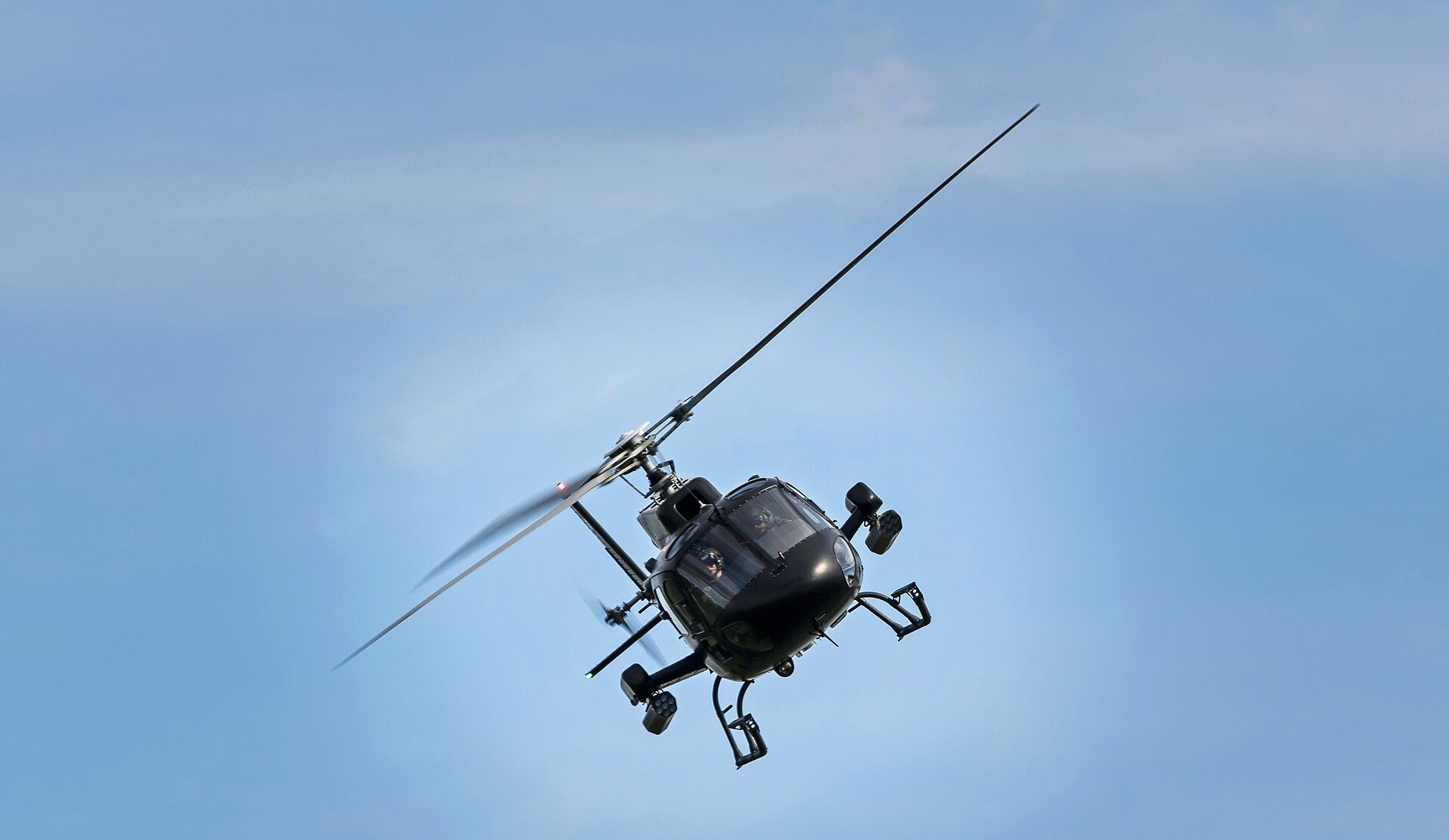 Lietuvas Gaisa spēku helikopters no zvejas kuģa evakuējis ievainotu Latvijas pilsoni