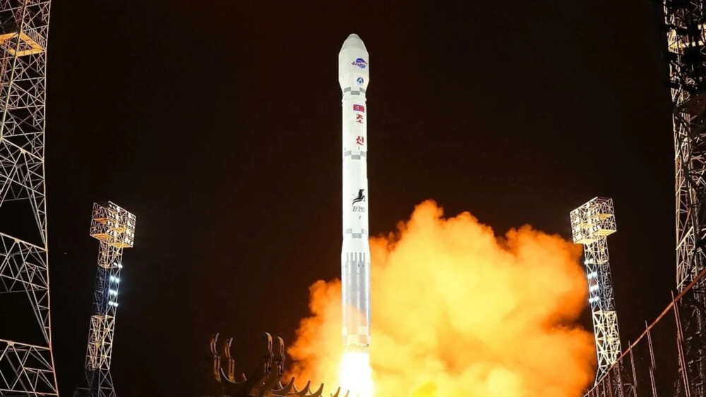 Ziemeļkorejas raķete ar spiegošanas satelītu uzsprāgusi drīz pēc starta