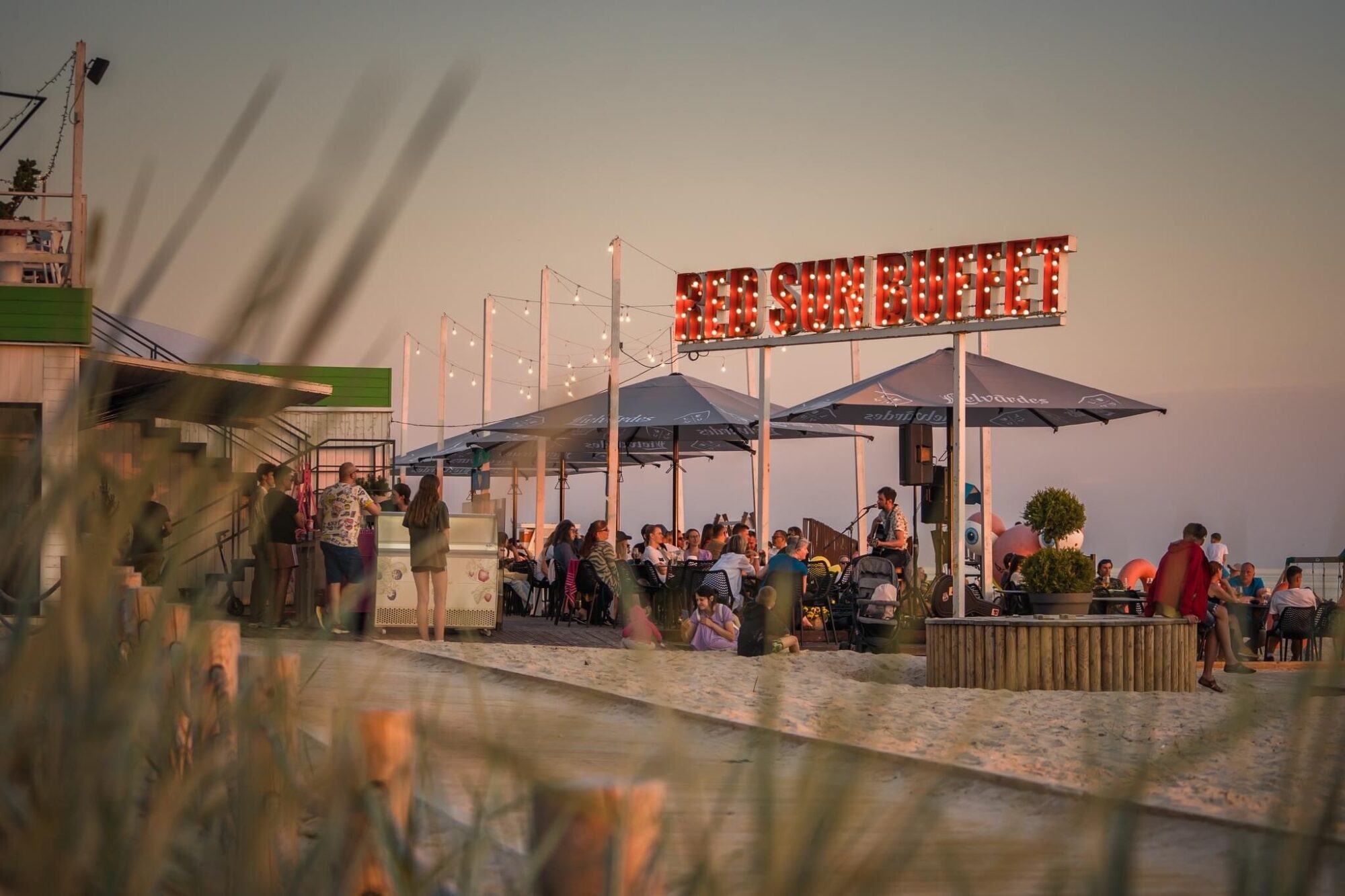 Pludmales kafejnīca “Red Sun Buffet” iesāk jūniju ar koncertiem un DJ setiem