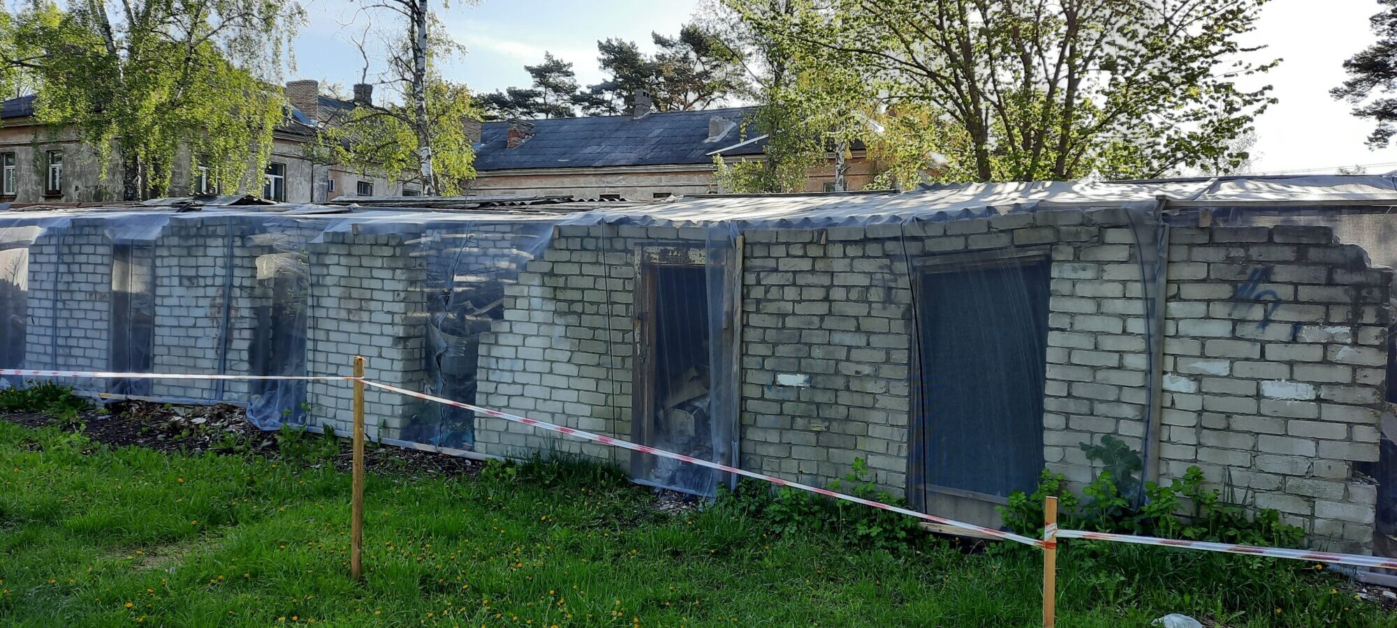 Pulkveža Brieža ielā savāktos gružus nevis izved, bet pārvieto uz šķūnīšiem