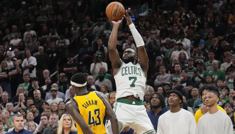 “Celtics” bez Porziņģa sastāvā uzvar “Pacers” pirmajā NBA pusfināla mačā