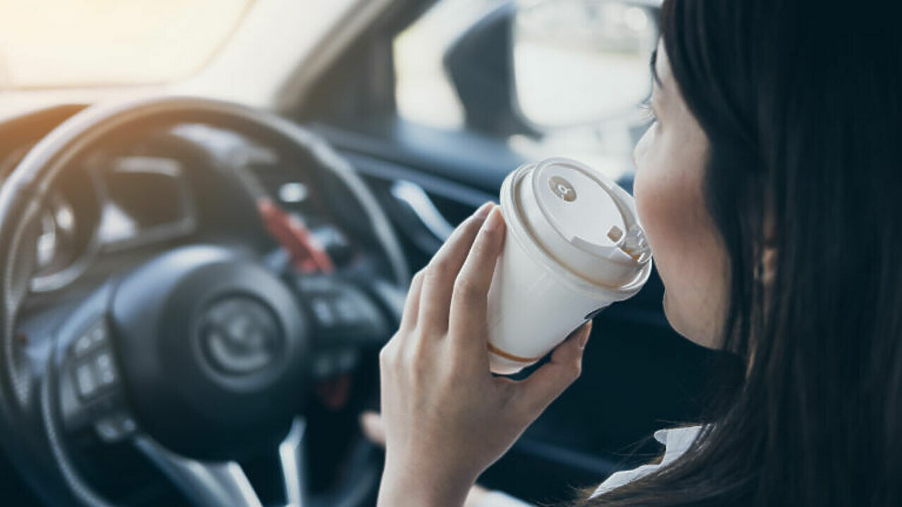 Aptauja: Latvijā 40% autovadītāju pie stūres dzer kafiju