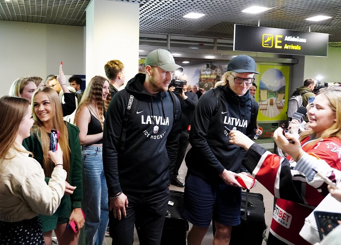 Latvijas hokeja izlase Rīgā sagaida paliels līdzjutēju pulks