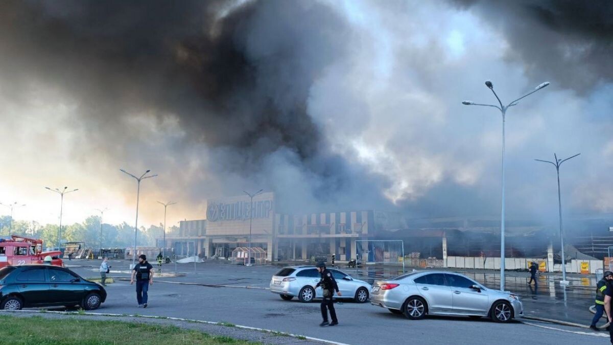 Krievija apšaudījusi celtniecības hipermārketu Harkivā