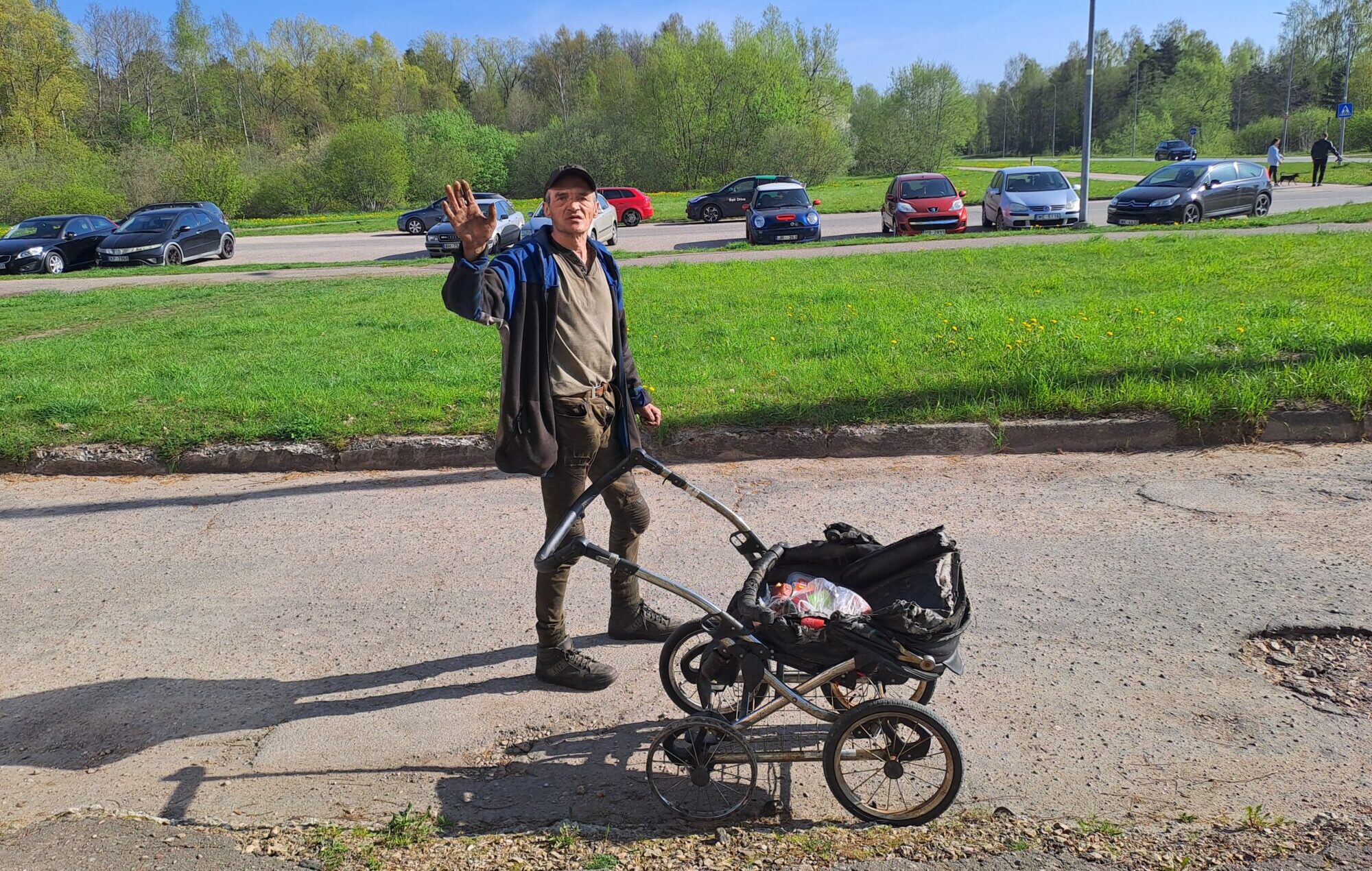 Foto: Dzīves pabērna Vovkas ikdiena – ēdienu un smēķus atrod konteineros, šņabi nopērk par haltūrā nopelnīto