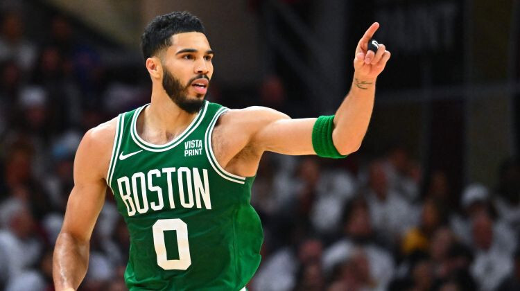“Celtics” bez Porziņģa svin uzvaru trešajā NBA ceturtdaļfināla mačā