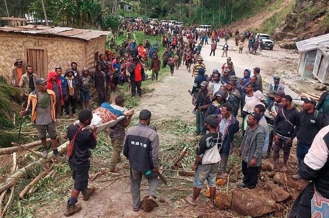 Papua-Jaungvinejā bažas, ka zemes nogruvumā dzīvību zaudējuši 2000