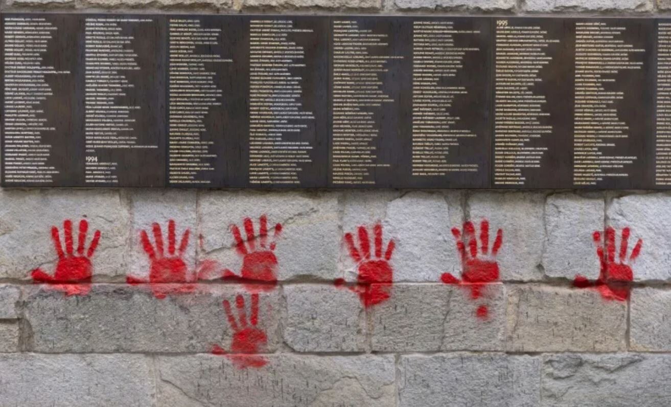 Parīzē apķēpāts holokausta memoriāls