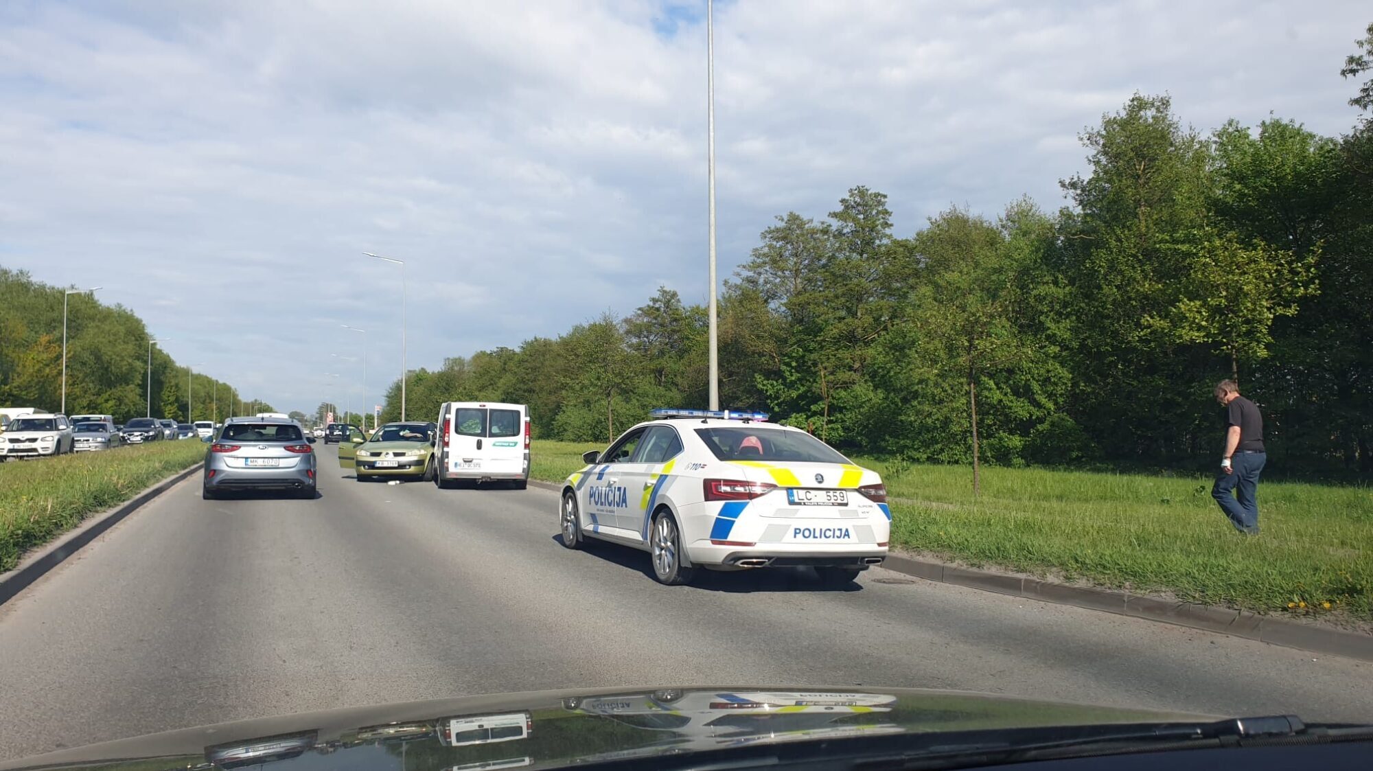 Foto: Kravas auto “savāra ziepes” Brīvības ielā