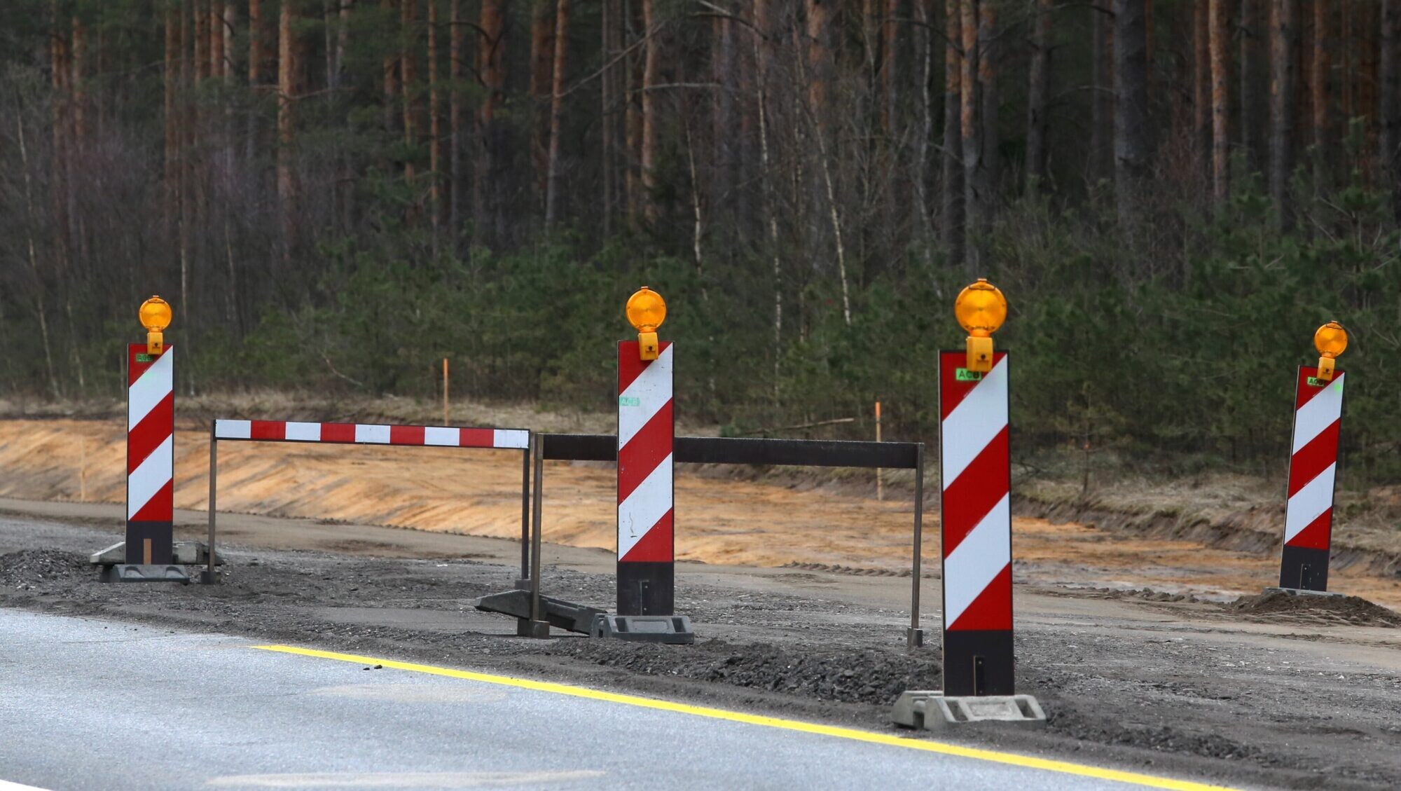 Būvdarbi notiek 65 valsts ceļu posmos
