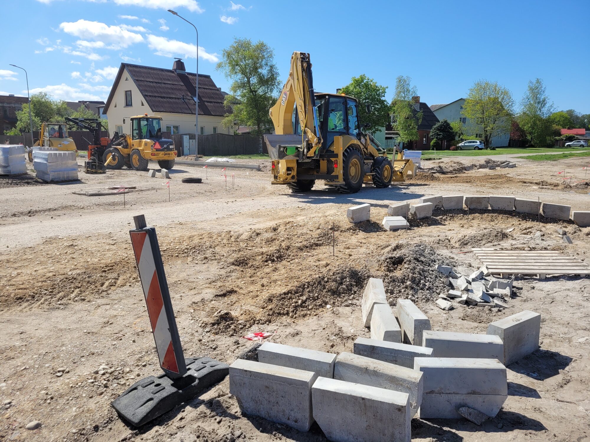 Foto: Pļavu ielā atsākti būvdarbi