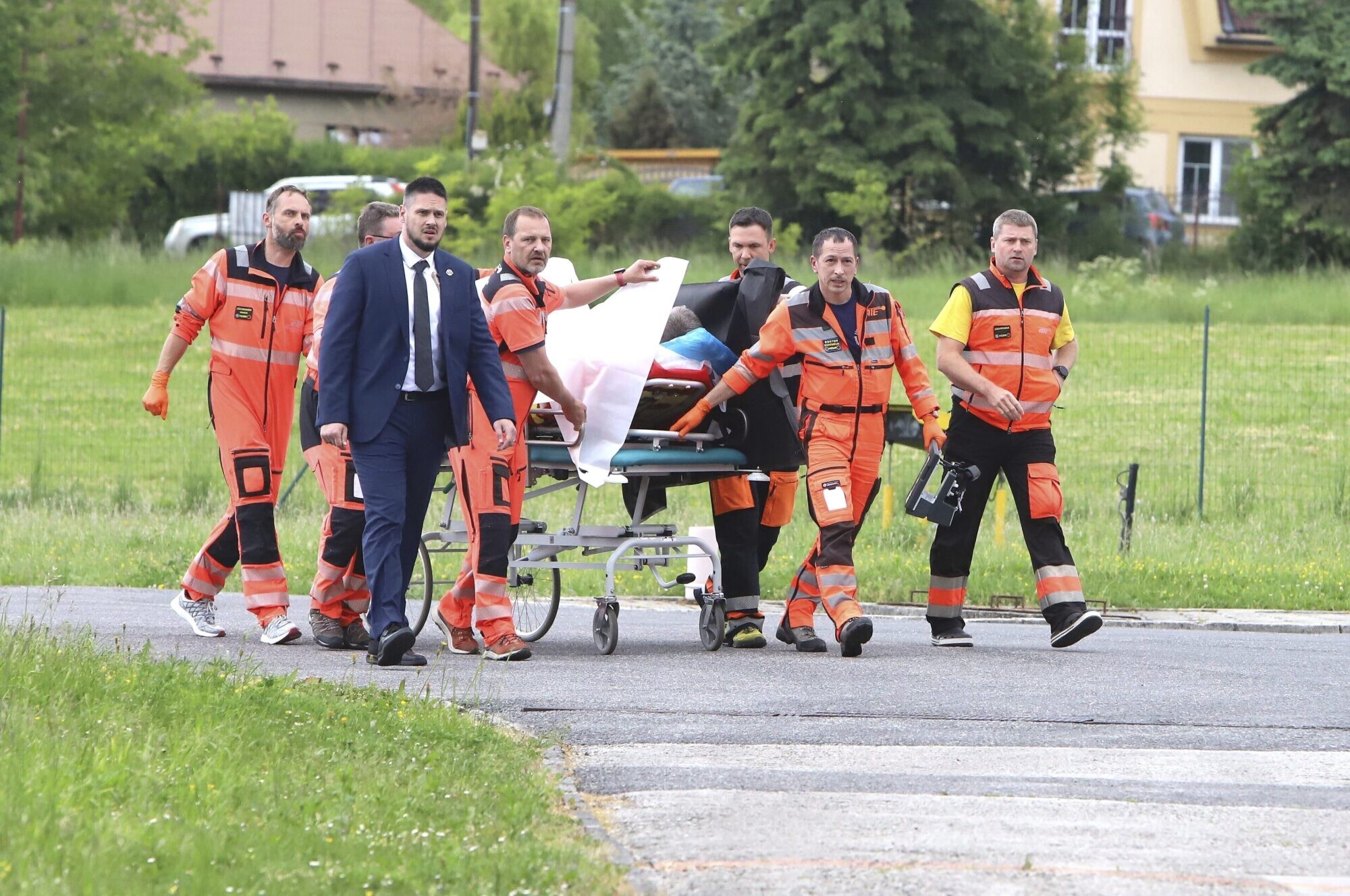 Ievainotais Slovākijas premjerministrs spēj runāt