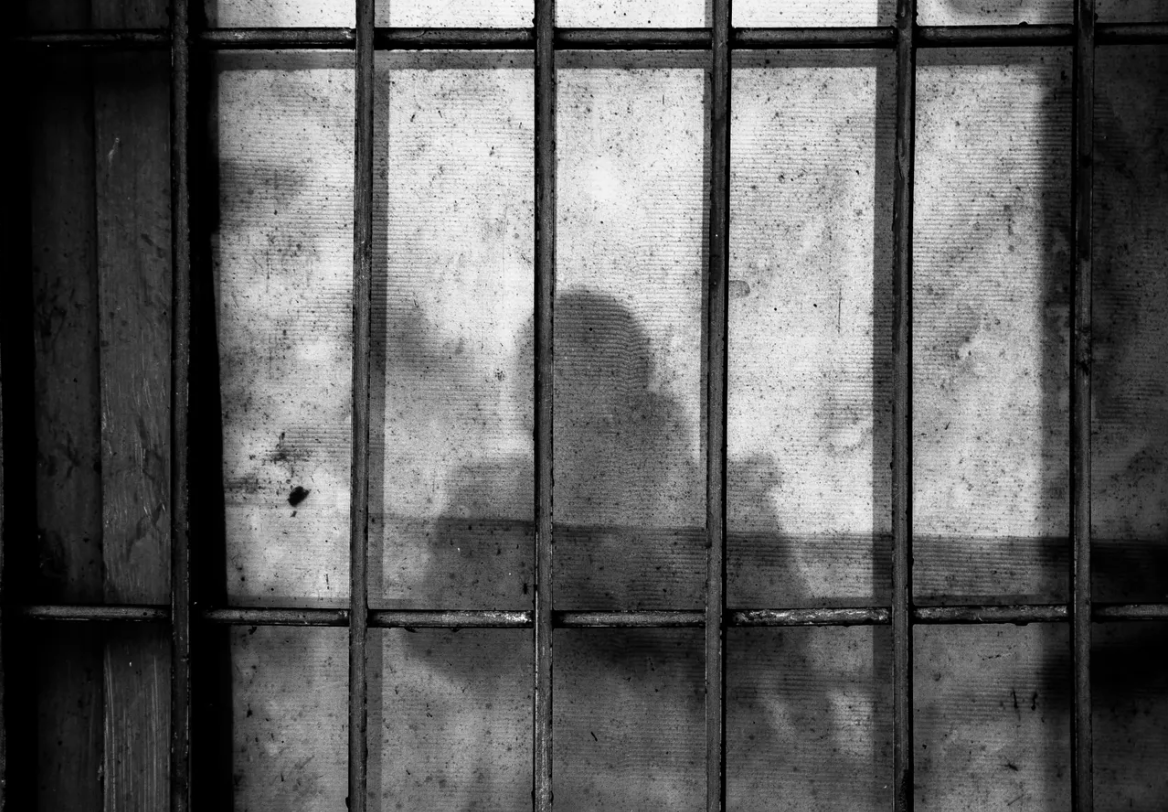 Zemgalē vīrietim par seksuālu vardarbību pret pameitām piespriež septiņus gadus cietumā