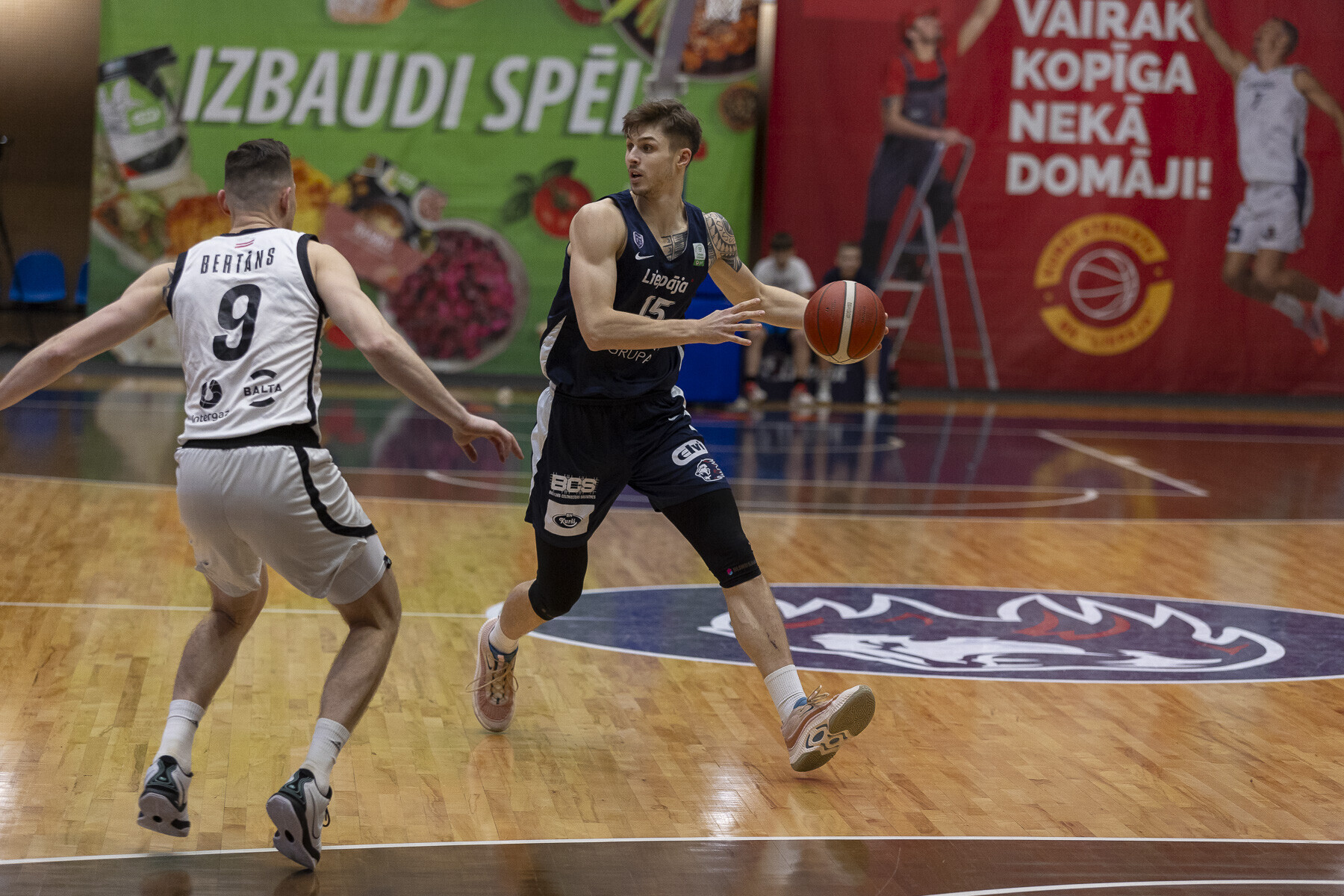 “VEF Rīga” un “Liepājas” basketbolisti aizvadīs LBL pusfināla trešo spēli