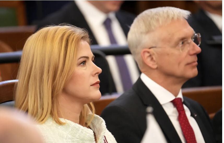 Saistībā ar Kariņa lidojumiem Valsts kanceleja vērtēs divu darbinieku disciplināratbildību