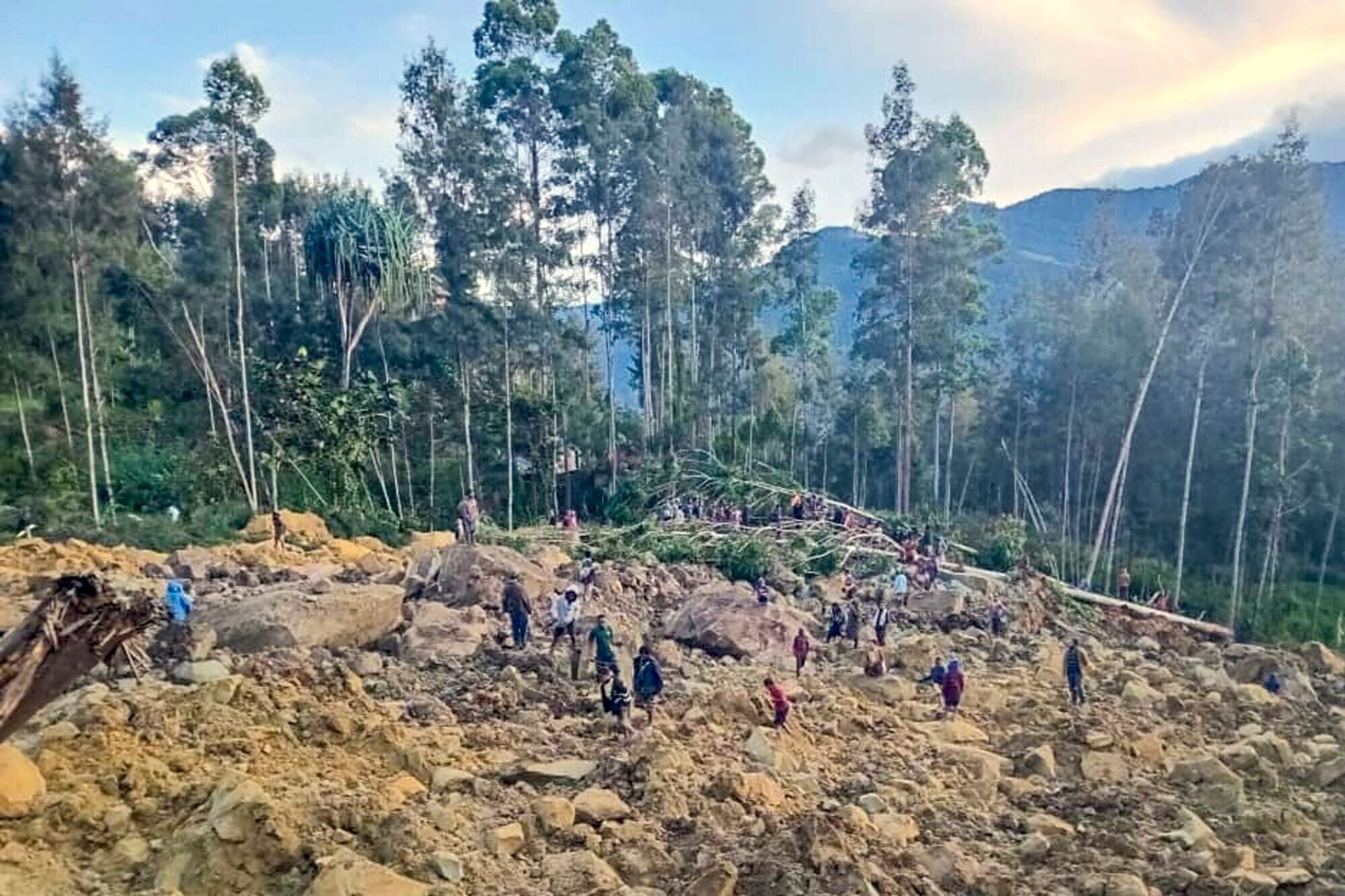 Papua-Jaungvinejā zemes nogruvumā varētu būt vairāk nekā 100 bojāgājušo