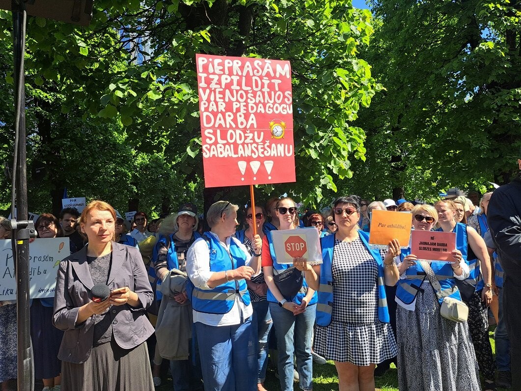 Vairāki tūkstoši izglītības darbinieku piketā iestājas pret IZM piedāvājumu slodžu balansēšanai