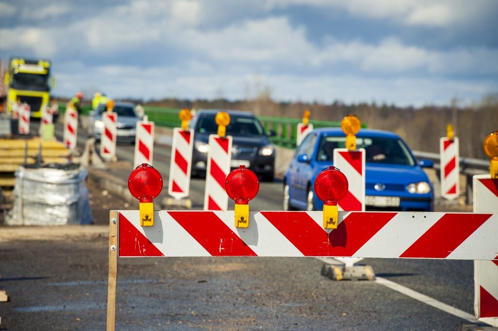Kurzeme: Ceļu būvdarbu dēļ pie Ventspils lieli ierobežojumi
