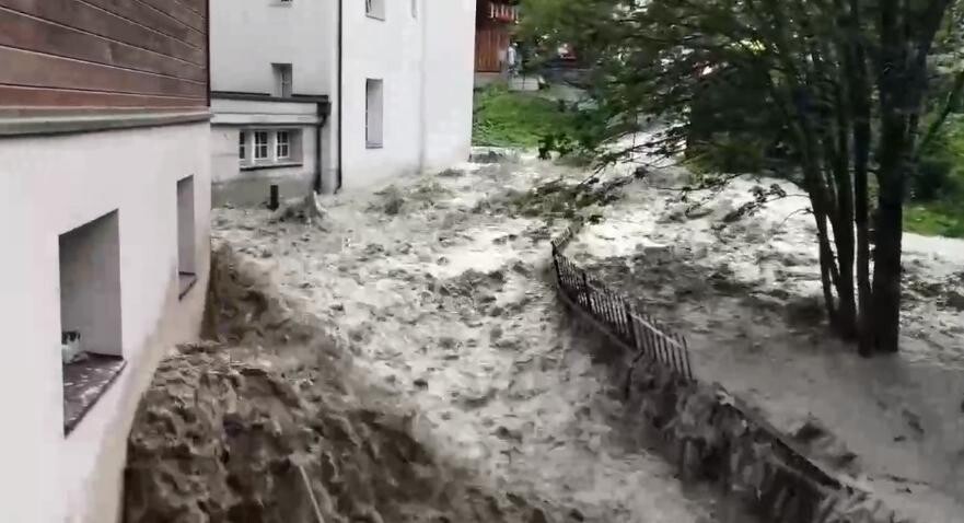 Zemes nogruvumā Šveices Alpos pazuduši trīs cilvēki
