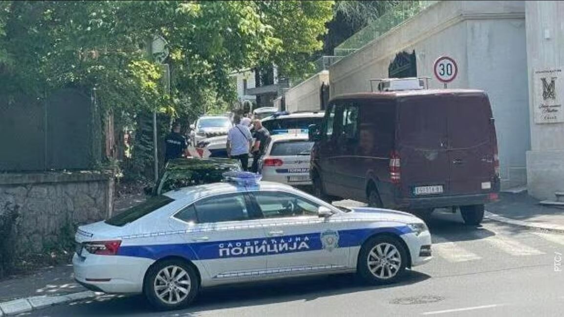 Pie Izraēlas vēstniecības nošauts ar stopu bruņots uzbrucējs