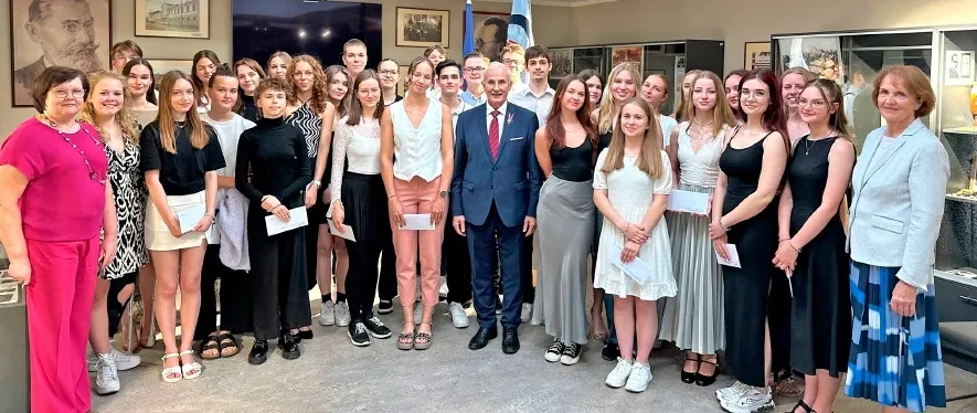 Zemgale: Pasniedz balvas skolēniem par labām sekmēm