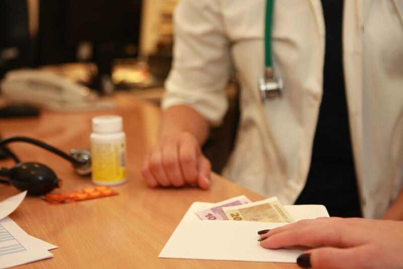 Lūdz apsūdzēt psihiatri par diagnožu viltošanu un palīdzību izvairīties no valsts valodas pārbaudēm
