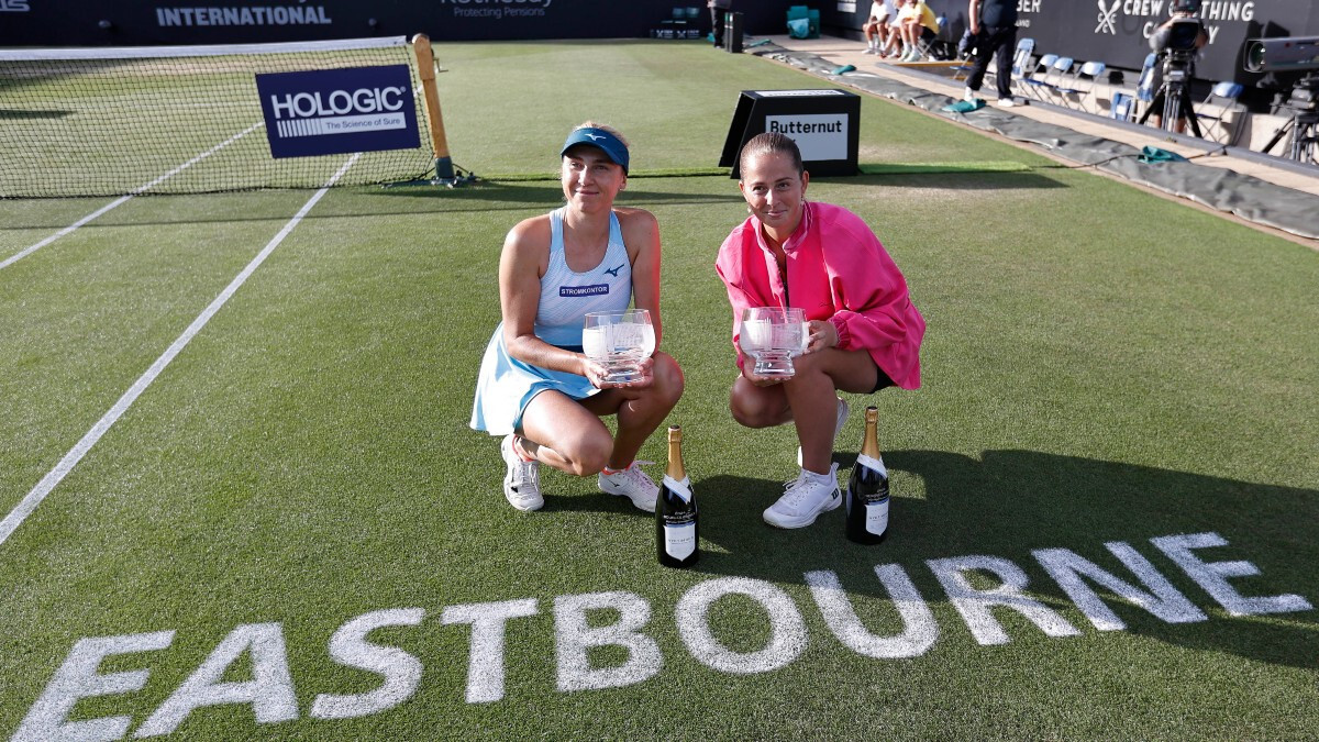 Ostapenko ar Kičenoku supertaibreikā izcīna uzvaru Īstbornas “WTA 500” sērijas turnīra finālā